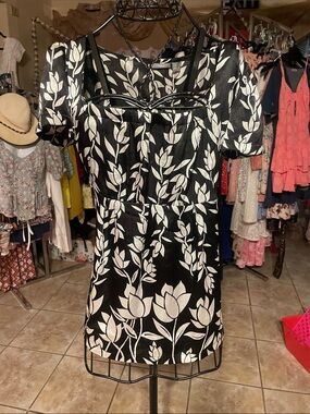 Black & White Floral Square-Neck Women’s Blouse